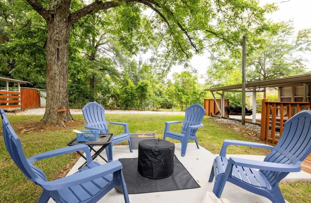 5 bedroom Family campus with three separate kitchens 15 min from Ft Moore