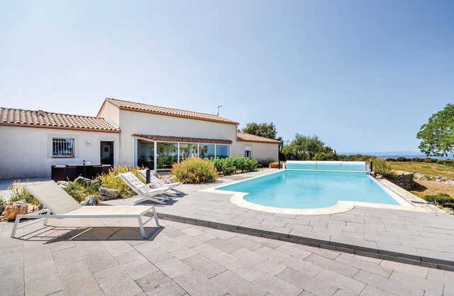 5 bedroom gorgeous home in Poulx