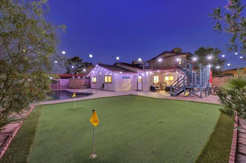 5 bedroom home by strip, pool, mini golf, karaoke