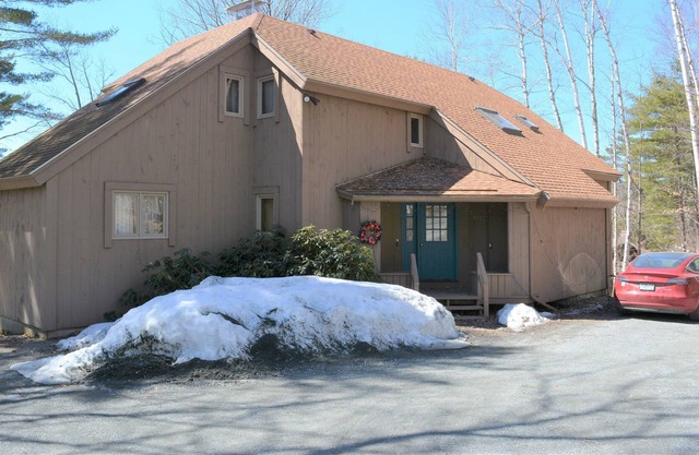 5 bedroom Home with Pond Frontage on Anderson Pond