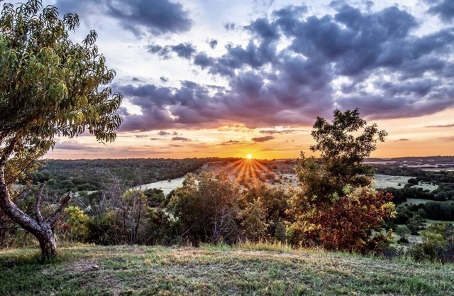 5 bedroom house w/pool - private ranch just 1 hr from Waco