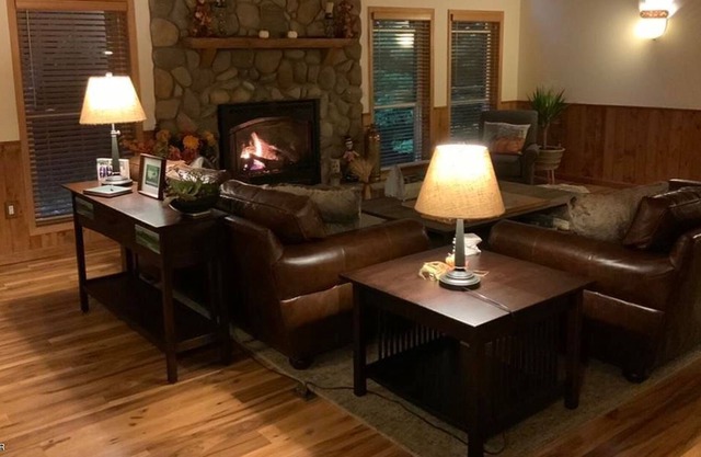 5 bedroom Pocono paradise - blocks from lake Wallenpaupack