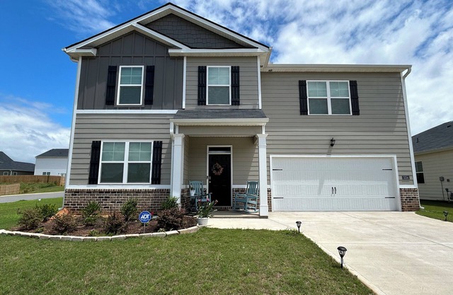 5 bedroom spacious home, with charcoal grill and seating. Peaceful neighborhood.