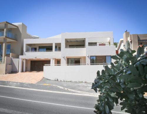 5 bedroom Traditional Fisherman's old Gem w panoramic views, Bloubergstrand, Cape Town