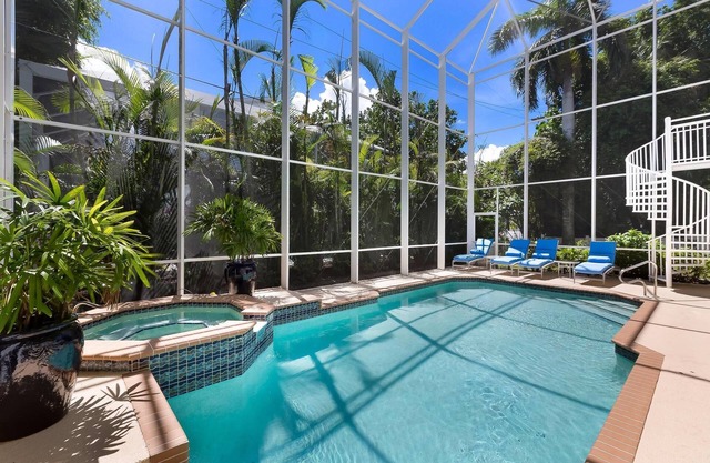 5-bedroom vacation home in the Village with just a short walk to Captiva Beach!