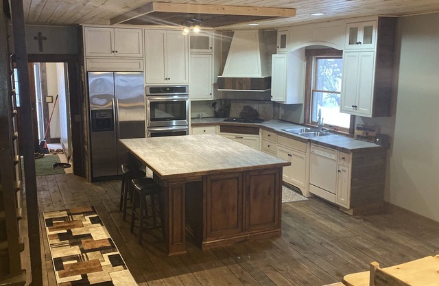 5 bedroom VERY SPACIOUS rustic lake home