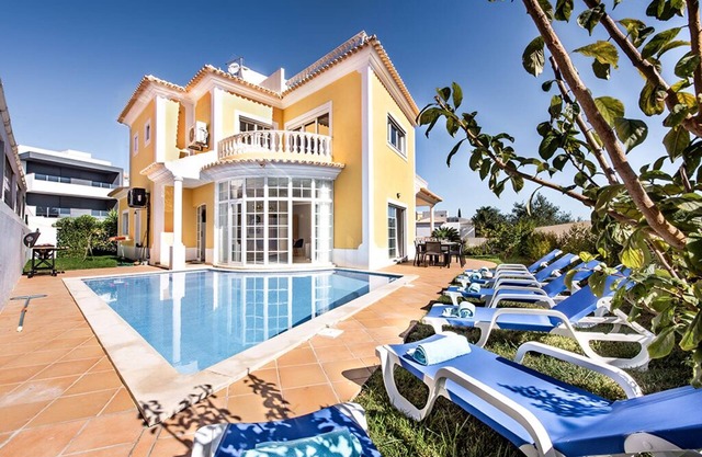 5 Bedroom Villa in Albufeira Center + Heated Private Pool (on request)
