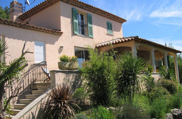5 bedroom villa with pool 10 minutes from Aix en Provence
