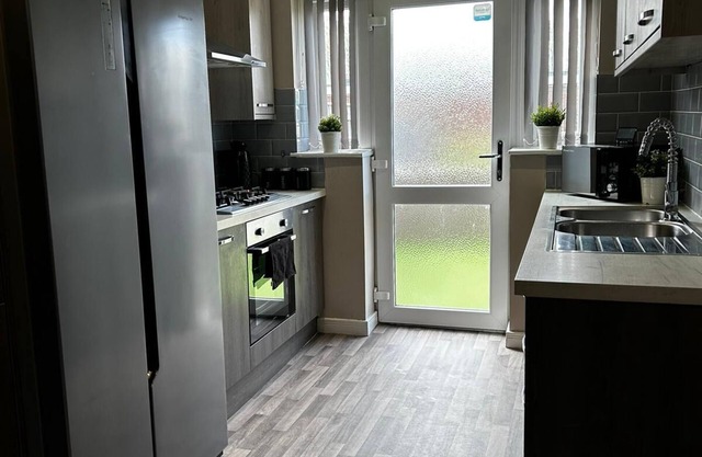 5 bedroom whole house with private Kitchen and Bathroom