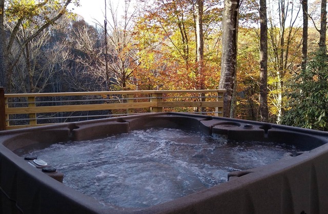 5 BR*On 7 Acres* HUGE Gameroom* Hot Tub* King Bed *10 mins to Sugar Mtn*