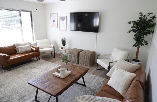 5-BR Serene Retreat Near CLE* Dogs welcome!