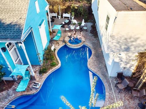 5 BR - Sleeps 8! Steps from Bourbon Street!