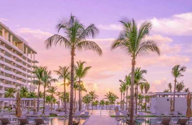 5-Diamond Spacious 3-bedroom loft resort. Breath taking ocean views, relaxing.