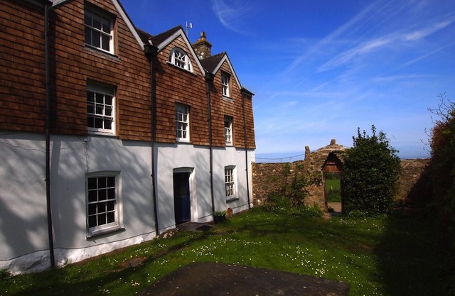5 * Magnificent C18th Rectory sleeps 21 with Huge Garden, Games room and Hot Tub