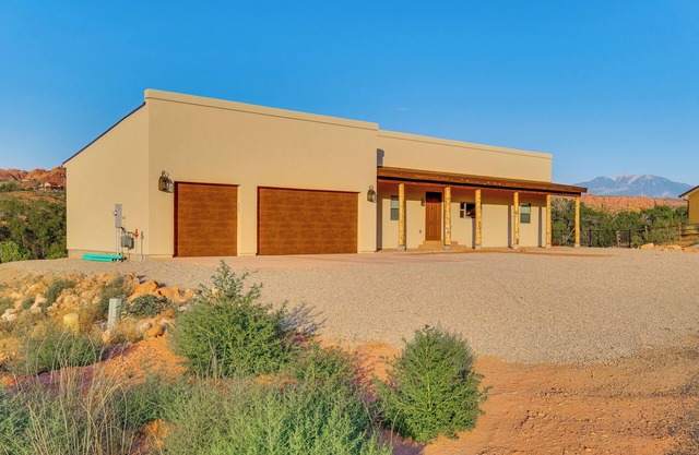 5 Mi to Arches NP: Canyon-View Hideaway w/Deck!