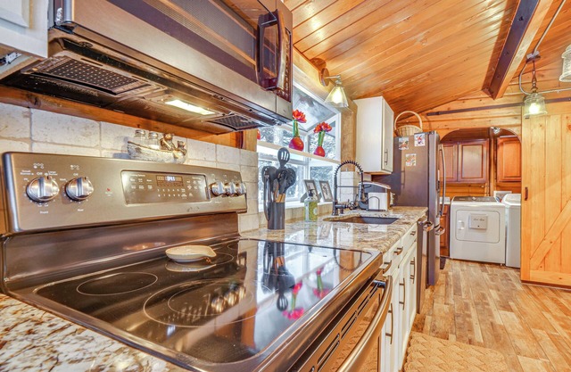 5 Mi to Breckenridge Ski Resort: Cozy Wood Cabin!