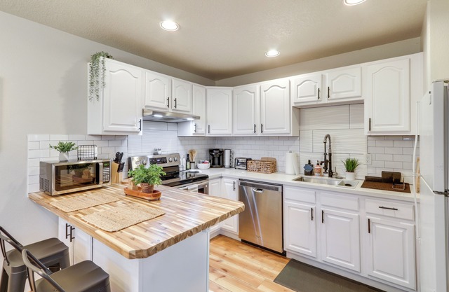 5 Mi to Downtown Portland: Quiet Apartment