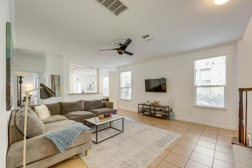 5 Mi to Lake Travis Pet-Friendly Home with Yard!