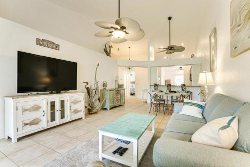 5 Mi to Naples Beach - Getaway with Screened Lanai!