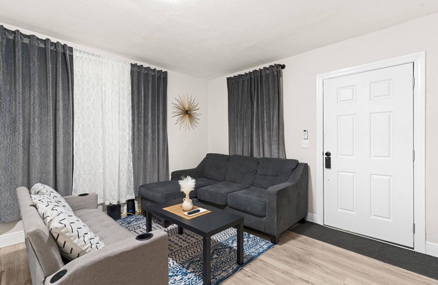 5 Miles From Downtown Tampa - 2 bedroom 2 bath