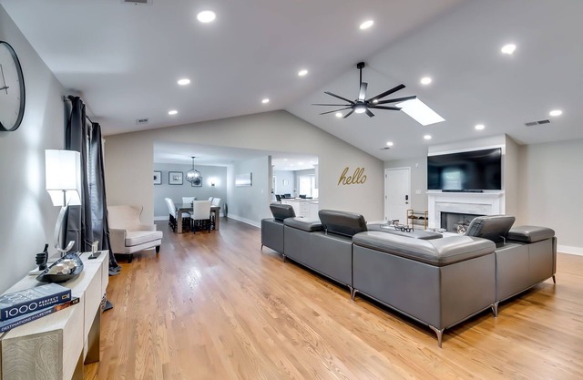 5 Miles from GWCC, State Farm Arena, & Mercedes Benz Stadium n5Bdrm+GmRm+Theater