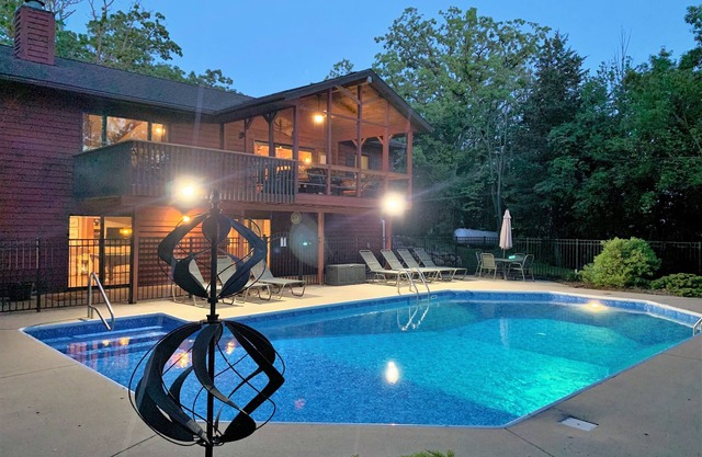 5 Miles to Lake Geneva - POOL OPEN thru 9/15 - Secluded Nature Views & Game Room