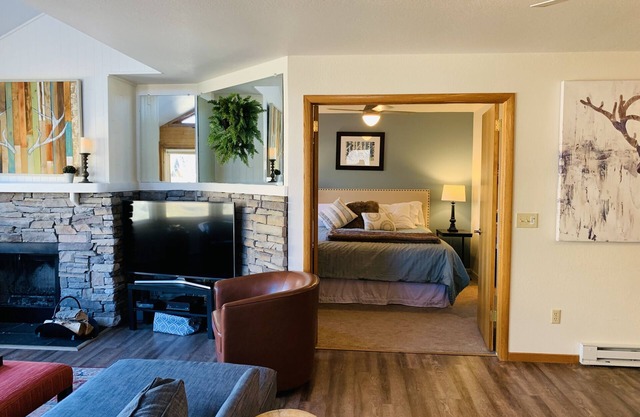 5 min to downtown & Mtn views! Two KING Bed/Two Bath EnSuite Condo