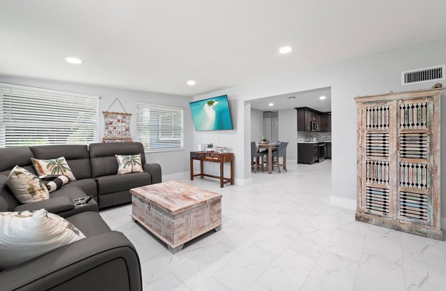 5 Min to Sanibel 10 Min to FMnBeach 4BR Oasis