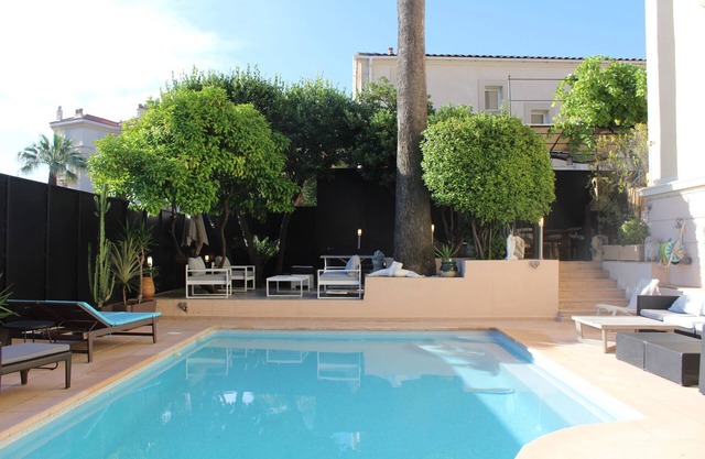 5 min walk from the Palais Festival mansion with pool and 7 bedrooms