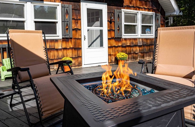 5 min Walk to Beach - family friendly cottage with game room & deck