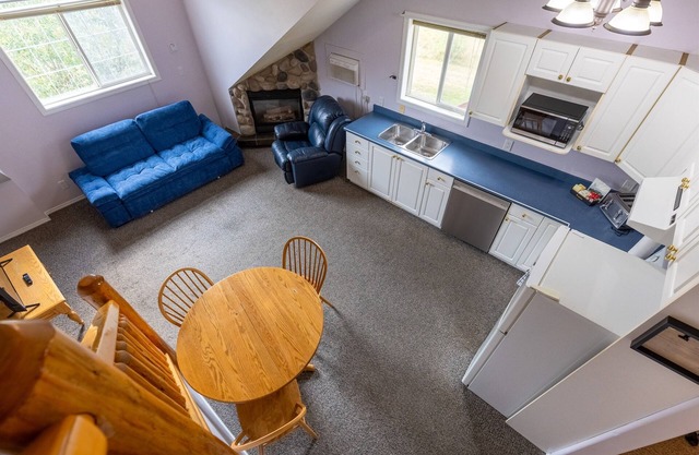 5 Mins from the Resort | Sleeps 3 | Dog Friendly