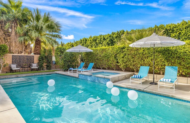 5 mins to Coachella - Luxe Pool, Spa & Fireplaces