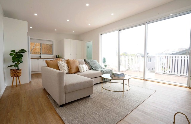 5 mins walk to Beach - Modern Beachy Escape. Netflix, Full Kitchen, Comfy Beds!