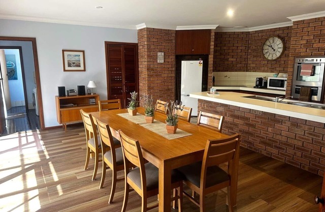 5 minute stroll to the beautiful beaches of Geographe Bay