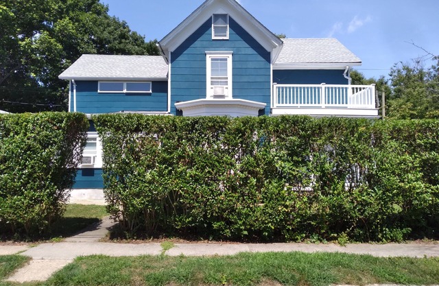 5 minute walk to beaches and beautiful downtown Greenport