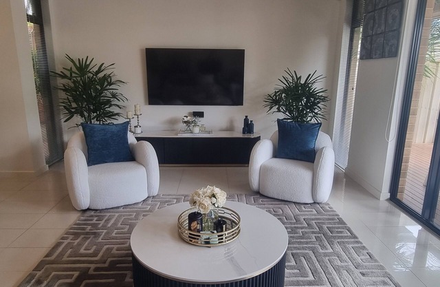 5 minute walk to the beach. 2 minute walk to River Torrens walking/bike paths.