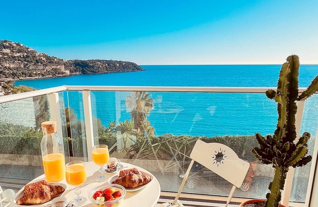 5 minutes from Monaco! Studio with stunning sea view, beach access and train.