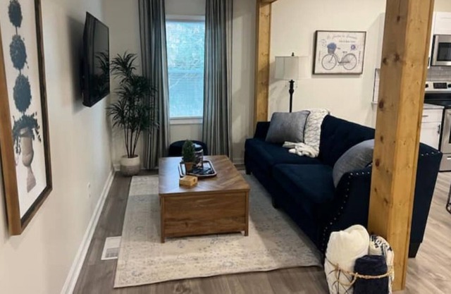 5 minutes to downtown Greenville! Lovely & new 3 bed 2 bath home sleeps 7.