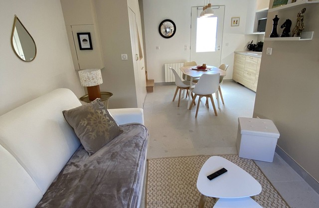 5 mn from THOIRY theme park, 52 m2 apartment with private garden