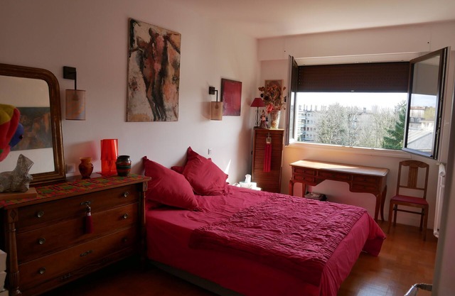 5 pers. 3 rooms 70 m2 in luxury building, 1 mn from RER and Vincennes woods