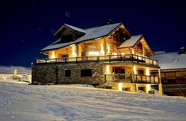 5 * rated chalet of 335m2, on the slopes, swimming pool & cinema
