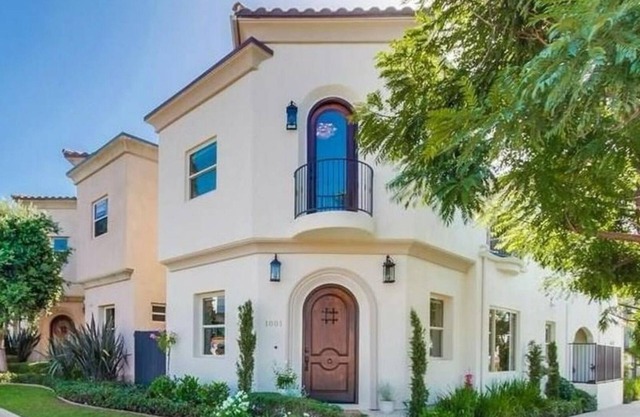 5-Star Family Getaway ~ Splendid Ocean Views ~ Walk to Beach