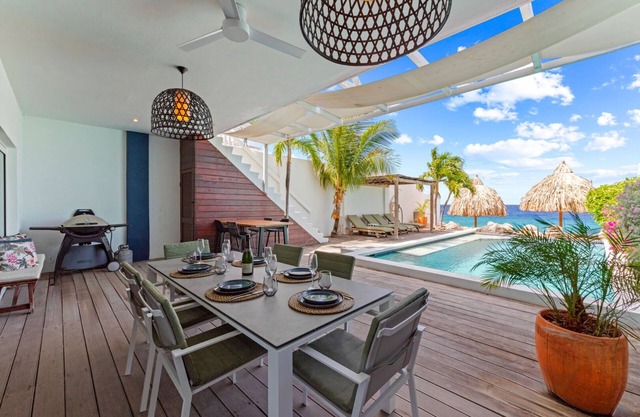 5 Star Ocean Front Apartment with private pool