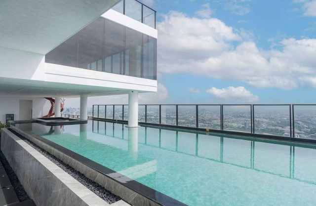 5 Star Rama 9 Luxury Apartment Infinity Pool