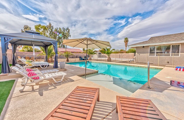 5 stars Villa! Modern Central! Big Pool & Back Yard!