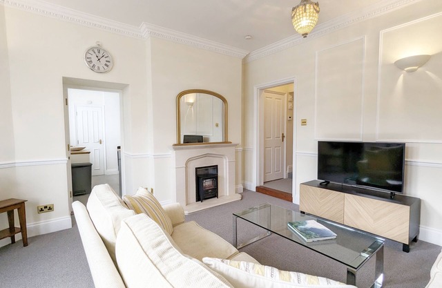 5 The Clock House - a flat that sleeps 2 guests in 1 bedroom
