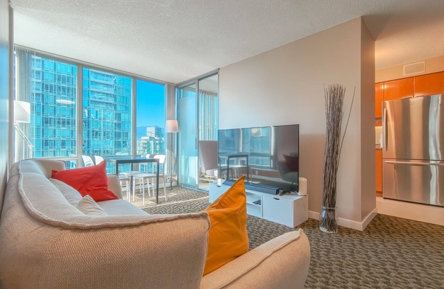 (50% OFF) Perfectly Located Condo for Exploring DT Vancouver | Walk to Robson St