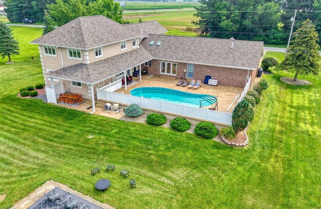 5000+ Sq Ft retreat w/pool, tanning bed, and gym near Cedar Point and Lake Erie