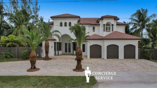 5000 Square Ft Beautiful Mansion w 6br Hot Tub Playground Movie Theater & Game Room
