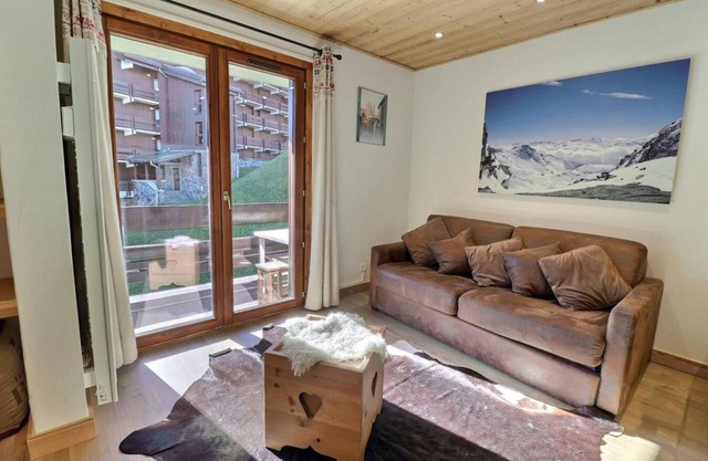 50m from ski slopes, 1st floor, balcony, fireplace or stove, 45m², Méribel-Mottaret